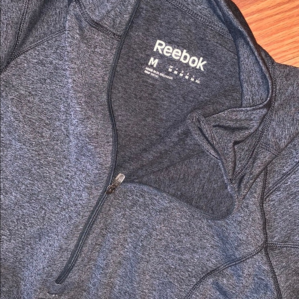 2 Reebok Work Out Pull Over Tops - Picture 3 of 3